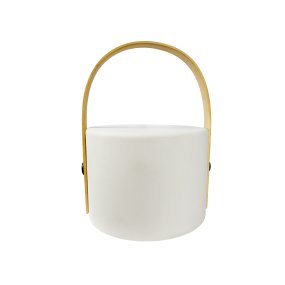 Carry 20cm Valkoinen Siirrettävä valmistajalta Dyberg Larsen - Valaisin on yhtä tyylikäs ulkoa kuin sisältäkin, ja kauniin bambukahvansa ansiosta se on helppo ottaa mukaan.