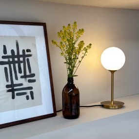 Sia 30cm Messinki pöytävalaisin valmistajalta Dyberg Larsen - Lasikupolin pehmeä valaistus luo kodikkaan tunnelman ja messinkijalusta ylellisen ja kestävän vaikutelman.