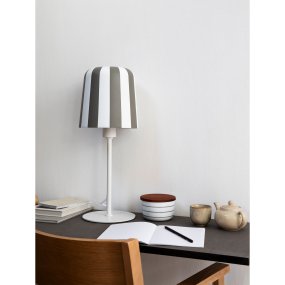 Gry 50cm Harmaa pöytävalaisin valmistajalta Dyberg Larsen - Genom att ta igenk&auml;nnbara m&ouml;nster och s&auml;tta dem i en ny kontext ville hon skapa en lampa som f&aring;r m&auml;nniskor att le och ger en unik visuell upplevelse.
