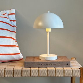 Stockholm 30cm Helmen valkoinen Siirrettävä valmistajalta Dyberg Larsen - Tukholman p&ouml;yt&auml;valaisin on t&auml;ydellinen yhdistelm&auml; tyyli&auml; ja toimivuutta.