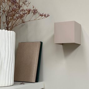 Venus 10cm Beige seinävalaisin valmistajalta Dyberg Larsen - Tutustu innovatiivinen ja monipuolinen alumiinista valmistettu seinävalaisin Venus sisäkäyttöön.