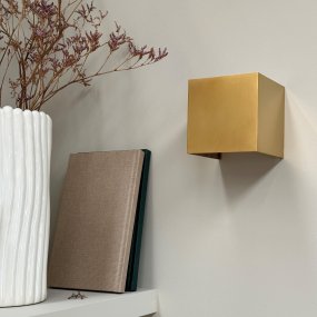 Venus 10cm Messinki seinävalaisin valmistajalta Dyberg Larsen - Tutustu innovatiivinen ja monipuolinen alumiinista valmistettu seinävalaisin Venus sisäkäyttöön.