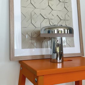 Porter 16cm Kromi Siirrettävä valmistajalta Dyberg Larsen - Porter LED-ladattava pöytävalaisin on moderni ja toimiva valaisin, jossa on ainutlaatuinen muotoilu, jossa valo tulee reunasta, mikä antaa miellyttävän ja tasaisen valon.