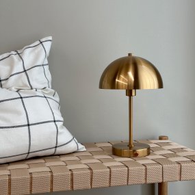 Stockholm 30cm Antiikki messinki Siirrettävä valmistajalta Dyberg Larsen - Tukholman pöytävalaisin on täydellinen yhdistelmä tyyliä ja toimivuutta.