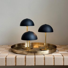 Along Setti 20cm Musta Siirrettävä valmistajalta Dyberg Larsen - Langattomat lamput on valmistettu messingist&auml; v&auml;rillisill&auml; metallivarjostimilla ja niiss&auml; on kolme h&auml;ik&auml;isem&auml;t&ouml;nt&auml; valotasoa, jotka tarjoavat pehme&auml;n ja miellytt&auml;v&auml;n hehkun.