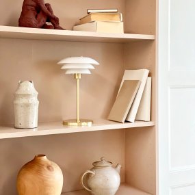 DL20 LED 30cm Messinki Siirrettävä valmistajalta Dyberg Larsen - Den uppladdningsbara lampan har en h&ouml;jd p&aring; 30 cm och en lampsk&auml;rmsdiameter p&aring; 20 cm, vilket g&ouml;r den perfekt f&ouml;r s&auml;ngbordet, skrivbordet eller en mysig h&ouml;rna.