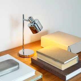 Ocean Mini 28cm Kromi Siirrettävä valmistajalta Dyberg Larsen - T&auml;yteen latautuminen kest&auml;&auml; noin 6 tuntia ja valaisin palaa jopa 20 tuntia pienimm&auml;ll&auml; kirkkaudella ja jopa 4 tuntia suurimmalla kirkkaudella.