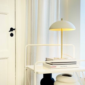 Globus 44cm Messinki/beige pöytävalaisin valmistajalta Dyberg Larsen - Metallista valmistettu valaisin yhdist&auml;&auml; pehme&auml;n beigen s&auml;vyn messingiviimeistelyisiin yksityiskohtiin, jotka antavat harmonisen ja modernin ilmeen.