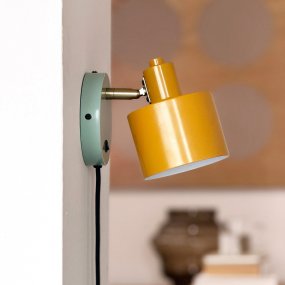 Ocean 16cm Monivärinen lukulamppu valmistajalta Dyberg Larsen - S&auml;&auml;dett&auml;v&auml;n varjostimen ansiosta valoa on helppo kohdistaa tarpeen mukaan, joten valaisin sopii t&auml;ydellisesti sek&auml; tunnelmavalaistukseksi ett&auml; ty&ouml;valoksi.