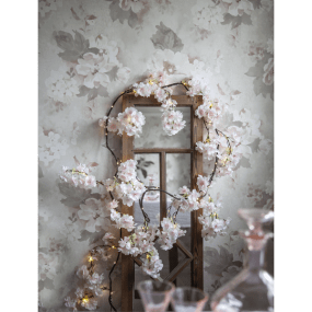 Valoköynnös Cherryflower Vaaleanpunainen valmistajalta Star Trading - Koristeellinen seppele, jossa on keinotekoisia kirsikankukkia, l&auml;pikuultavan pinkkin&auml;, sis&auml;k&auml;ytt&ouml;&ouml;n.