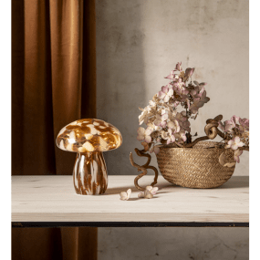 Funghi 17cm Ruskea pöytävalaisin valmistajalta Star Trading - Sis&auml;ll&auml; on LED-sarja, jossa on 10 diodia.