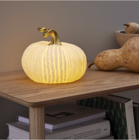 Pumpkin 15cm Valkoinen valmistajalta Star Trading - Valaisin toimii kahdella AAA-paristolla (eiv&auml;t sis&auml;lly toimitukseen) ja siin&auml; on k&auml;yt&auml;nn&ouml;llinen ajastintoiminto, joka palaa 6 tuntia ja on sammuneena 18 tuntia toistuvasti.
