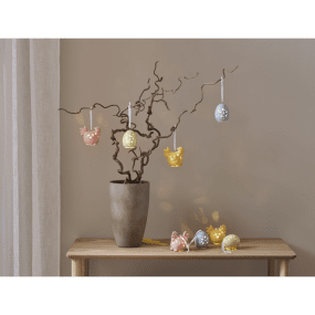 Esther Monivärinen valmistajalta Star Trading - Koristeellinen p&auml;&auml;si&auml;iskoriste kiilt&auml;v&auml;st&auml; posliinista valmistettuna, mukana kaksi p&auml;&auml;si&auml;istipua ja kaksi munaa.