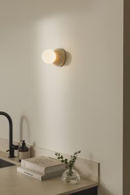 Torrano Ø13 Beige travertiini kylpyhuoneen valaisin valmistajalta Globen Lighting - Valaisin on IP44-luokiteltu, mikä tarkoittaa, että sitä voidaan käyttää kosteissa tiloissa, kuten kylpyhuoneissa, ja sitä voidaan käyttää sekä seinillä että katoilla.