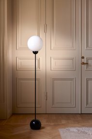 Ripley Musta valmistajalta Globen Lighting - Valaisin on valmistettu metallista ja siinä on opaalinvalkoinen lasikupu, joka levittää kaunista valoa.