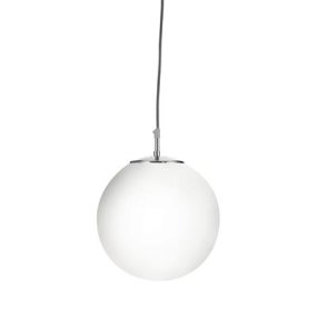 Atom Ø25 Valkoinen/hopea valmistajalta Searchlight - Pallonmuotoinen, halkaisijaltaan 25 cm oleva opaalilasivarjostin levittää pehmeää ja tasaista valoa, joka luo lämpimän ja kutsuvan tunnelman.