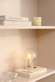 Fungo 20cm Läpinäkyvä pöytävalaisin valmistajalta Globen Lighting - Fungo-sienivalaisin on kaunis p&ouml;yt&auml;valaisin, joka on valmistettu suupuhalletusta lasista ja jonka jalassa on uurrettuja yksityiskohtia.