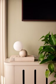 Ripley 17cm Beige valmistajalta Globen Lighting - Valaisin on valmistettu metallista ja siin&auml; on opaalinvalkoinen lasivarjostin, joka levitt&auml;&auml; kauniisti valoa.