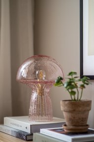 Fungo 30cm Vaaleanpunainen pöytävalaisin valmistajalta Globen Lighting - Fungo-sienivalaisin on kaunis p&ouml;yt&auml;valaisin, joka on valmistettu suupuhalletusta lasista ja jonka jalassa on uurrettuja yksityiskohtia.