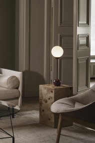 Ripley 52cm Burgundi pöytävalaisin valmistajalta Globen Lighting - Ohut muoto ja pyöristetyt yksityiskohdat antavat lampulle modernin ja leikkisän ilmeen, kun taas lasivarjostin levittää pehmeää ja miellyttävää valoa.
