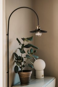 Cobbler 60cm Savu/musta seinävalaisin valmistajalta Globen Lighting - Sein&auml;kiinnikkeess&auml; on kaksi metallikiinnikett&auml; ja mukana tulevat ruuvit sein&auml;&auml;n kiinnitt&auml;mist&auml; varten, ja koko valaisin on s&auml;&auml;dett&auml;viss&auml; sivusuunnassa.