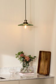 Cobbler Ø25 Vihreä kattovalaisin valmistajalta Globen Lighting - Valaisimessa on laskostettu lasivarjostin, joka tarjoaa kauniin valonlevityksen.