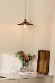 Cobbler Ø25 Savunvärinen kattovalaisin valmistajalta Globen Lighting - Valaisimessa on laskostettu lasivarjostin, joka tarjoaa kauniin valonlevityksen.