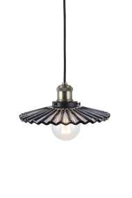 Cobbler Ø25 Savunvärinen kattovalaisin valmistajalta Globen Lighting - Valaisimessa on laskostettu lasivarjostin, joka tarjoaa kauniin valonlevityksen.