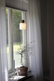 DOT Ø10 Valkoinen ikkunavalaisin valmistajalta Globen Lighting - Roger Perssonin suunnittelema DOT-valaisin on saanut inspiraationsa lasipullosta, jossa on koristeellinen kansi.