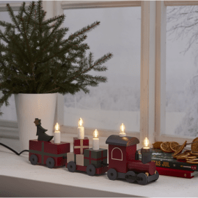 Christmas Train PUNAINEN valmistajalta Star Trading - Juna valaistaan LED-valoilla, jotka on sijoitettu junanvaunuihin ja jotka on kiinnitetty toisiinsa mustalla tekstiilikaapelilla.