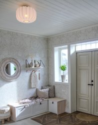 Madame Ø38 Valkoinen plafondi valmistajalta Aneta Lighting - Kattokuppi valkoista metallia koukkuripustuksella ja riviliittimellä, lampun pistoke voidaan asentaa.