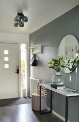 Molekyl 58cm Savun harmaa plafondi valmistajalta Aneta Lighting - Mustametallista valmistettu trendikäs molekyyliplafoni, jossa on 7 erikokoista savustettua lasikupua sijoitettuna&aring; 58 cm pitkä sauva.