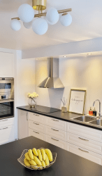 Molekyl 58cm Matta messinki plafondi valmistajalta Aneta Lighting - Molecule trendikäs plafoni matta messingistä, jossa on 7 erikokoista opaalivalkoista lasikupua 58 cm pitkässä sauvassa.