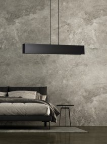 Gentor 72cm Musta valmistajalta Emibig Lighting - Gentor on minimalistinen kattovalaisin, jonka muoto on pehme&auml; ja geometrinen &ndash; Erinomainen valinta niille, jotka arvostavat yksinkertaista muotoilua, mutta haluavat samalla luoda ainutlaatuisen sisustuksen.