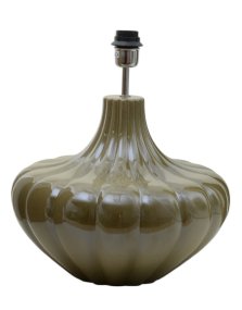 Harmony 40cm Olivgrön lampunjalka valmistajalta Hallbergs - Harmony lampfot &auml;r en dekorativ lampfot i keramik med en mjuk, rundad form och vackert r&auml;fflad struktur.