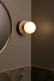 Art Deco Ø16 Beige/valkoinen kylpyhuoneen valaisin valmistajalta Globen Lighting - Valaisin on valmistettu metallista ja siinä on valkoinen lasivarjostin, joka luo kauniin valon leviämisen huoneeseen.