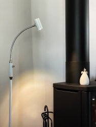 Gusto Valkoinen lattiavalaisin valmistajalta Aneta Lighting - Valo syttyy; ja pois päältä himmentimen p&aring; lamppu.