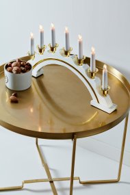 Celine Valkoinen valmistajalta Markslöjd - Celine Advent Candlestick White on ajaton ja tyylik&auml;s kynttil&auml;njalka adventtiaikaan.