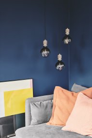 Halo Ø5 Musta valmistajalta Halo Design - Halo on minimalistinen ja tyylikäs kattovalaisin, jossa yhdistyy teollinen muotoilu ja moderni eleganssi.