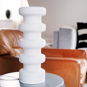 Luna 33cm Valkoinen pöytävalaisin valmistajalta Dyberg Larsen - L&aring;t Luna bordslampa bli rummets blickf&aring;ng med sitt f&ouml;rtrollande sken i opalglas och skapa en unik atmosf&auml;r.