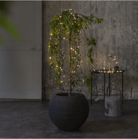 Valosarja Akku 5m Musta valmistajalta Star Trading - Se on varustettu k&auml;yt&auml;nn&ouml;llisell&auml; ajastintoiminnolla, joka palaa 6 tuntia ja on sammuneena 18 tuntia akun s&auml;&auml;st&auml;miseksi.