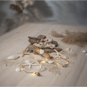 Valosarja Seaside Beige valmistajalta Star Trading - Seaside on kaunis paristok&auml;ytt&ouml;inen sis&auml;k&auml;ytt&ouml;&ouml;n tarkoitettu lenkki, jonka muoviset koristeet ovat merest&auml; inspiroituneita.