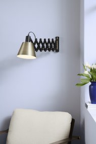 Vintage Ø18 Antiikki seinävalaisin valmistajalta Halo Design - Vintage-seinävalaisin saksivarrella on täydellinen tasapaino teollisen viehätyksen ja vanhan ajan eleganssin välillä.