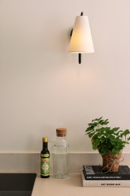 Lou 28cm Musta seinävalaisin valmistajalta Globen Lighting - Lou on k&auml;yt&auml;nn&ouml;llinen ja koristeellinen sein&auml;valaisin, jossa on putkimainen nivel ja bukleekankaasta valmistettu varjostin.