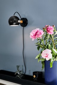 D.C Ø12 Musta lukulamppu valmistajalta Halo Design - DC on sarja lamppuja, joissa on yksinkertainen ja skandinaavinen muotoilu.