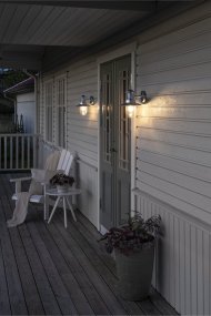 Napoli Kuumasinkitty valmistajalta Konstsmide - Valaisimen klassinen muotoilu pyöreällä lasikuvulla ja leveällä varjostimella levittää lämmintä ja miellyttävää valoa, joka sopii täydellisesti sisäänkäyntien ja terassien valaisemiseen.