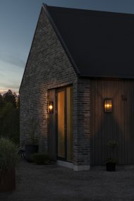 Carpi Messinki ulkovalo valmistajalta Konstsmide - Se on valmistettu kestävistä materiaaleista, ja se kestää ankarat sääolosuhteet ja on sekä esteettinen että toimiva valaistusratkaisu kotiisi.