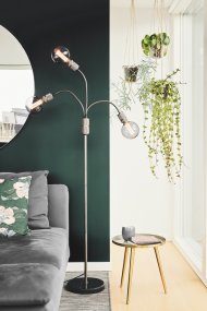 Halo Tumman harmaa lattiavalaisin valmistajalta Halo Design - Valaise kotisi Halolla, modernilla lattiavalaisimella, jolla on teollista charmia.