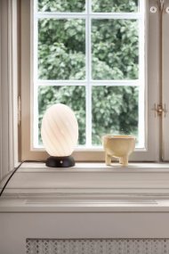 Twist 22cm Musta pöytävalaisin valmistajalta Halo Design - Upt&auml;ck Twist &ndash; tyylikäs pöytävalaisin, jossa on hienostunut veistoksellinen muotoilu ja käytännöllinen kosketustoiminto, joka helpottaa päälle/pois päältä.