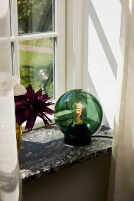 Bubbles 20cm Vihreä valmistajalta Halo Design - Vihreä lasi yhdistettynä mattamustiin metalliyksityiskohtiin lisää eleganssia ja antaa mukavan valon leviämisen huoneeseen, kun se on valaistu.